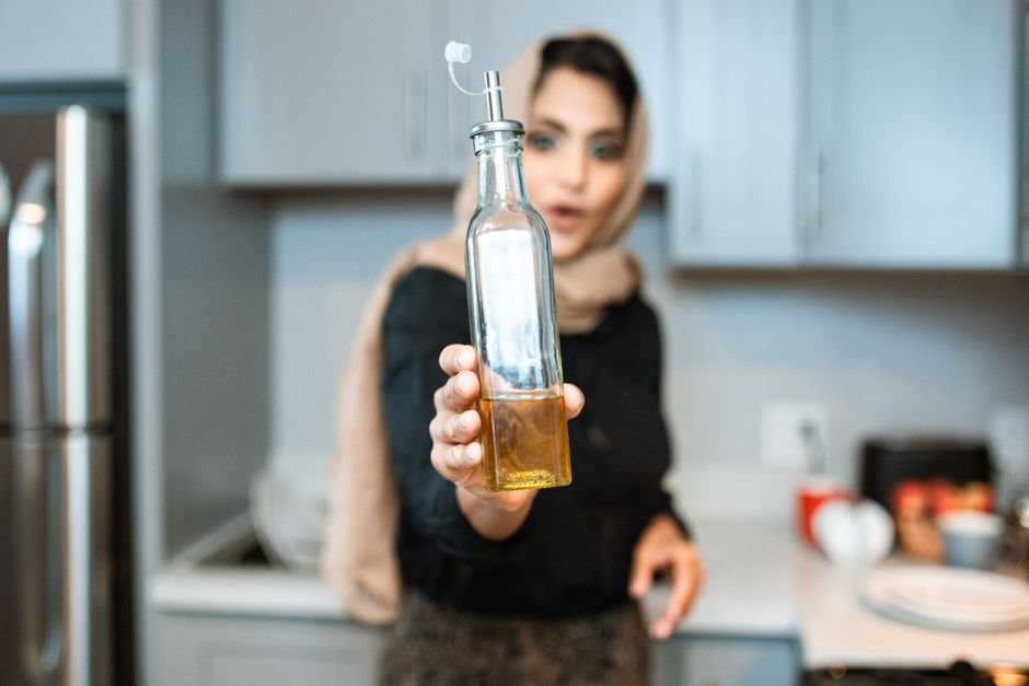 cooking oil bottle — professional stock image